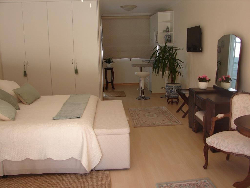 Majorca House Bed and Breakfast Somerset West Kamer foto
